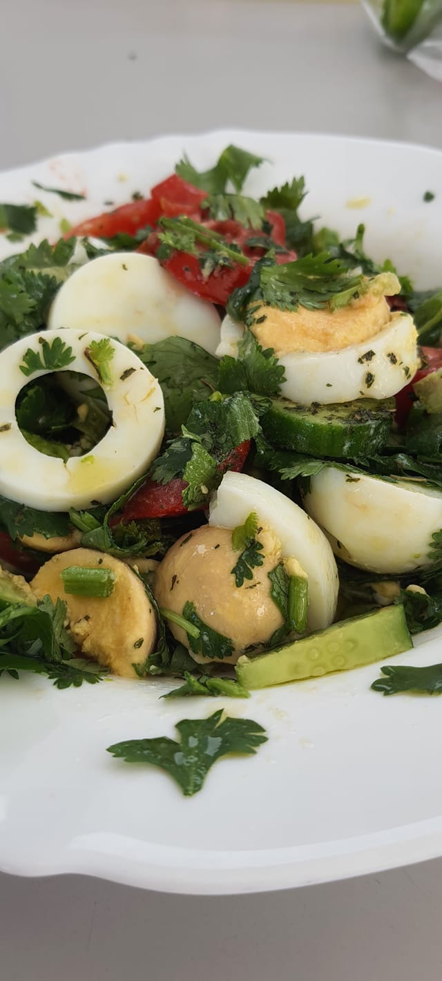 Αυγοσαλάτα με ντομάτα και κόλιανδρο με τα αυγά που περίσσεψαν