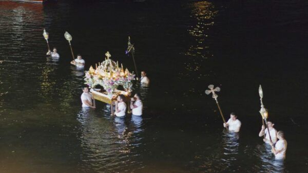 Μεγάλη Παρασκευή: Τα μέρη της Ελλάδας που έχουν τους ωραιότερους επιταφίους