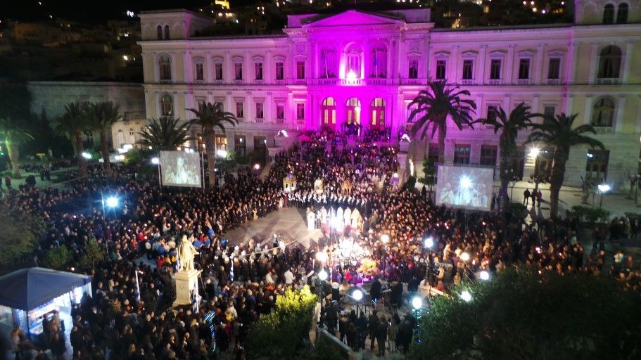 Μεγάλη Παρασκευή: Τα μέρη της Ελλάδας που έχουν τους ωραιότερους επιταφίους