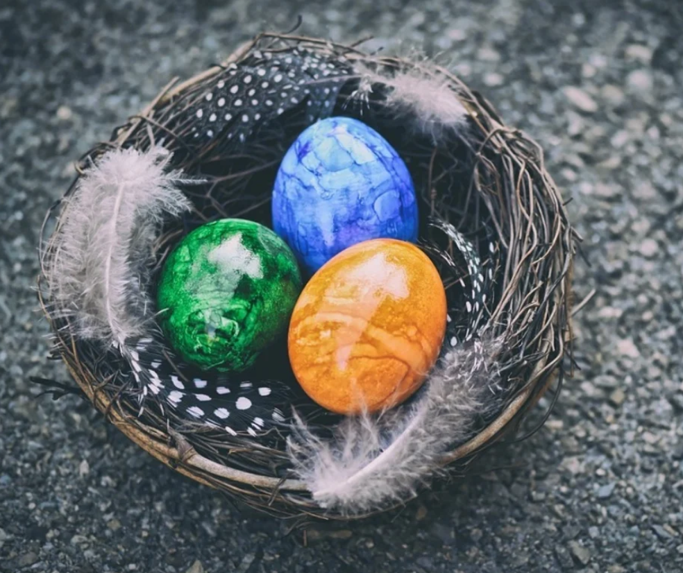 Δευτέρα του Πάσχα: Τα έθιμα της ημέρας και γιατί πρέπει να ρίξετε ένα κόκκινο αυγό σε βράχια