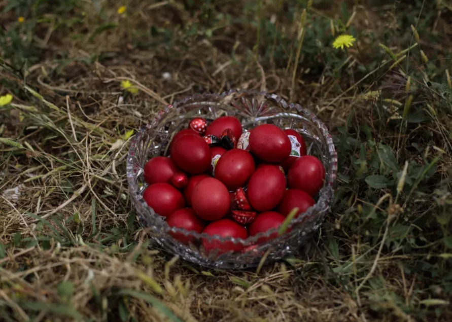 Δευτέρα του Πάσχα: Τα έθιμα της ημέρας και γιατί πρέπει να ρίξετε ένα κόκκινο αυγό σε βράχια