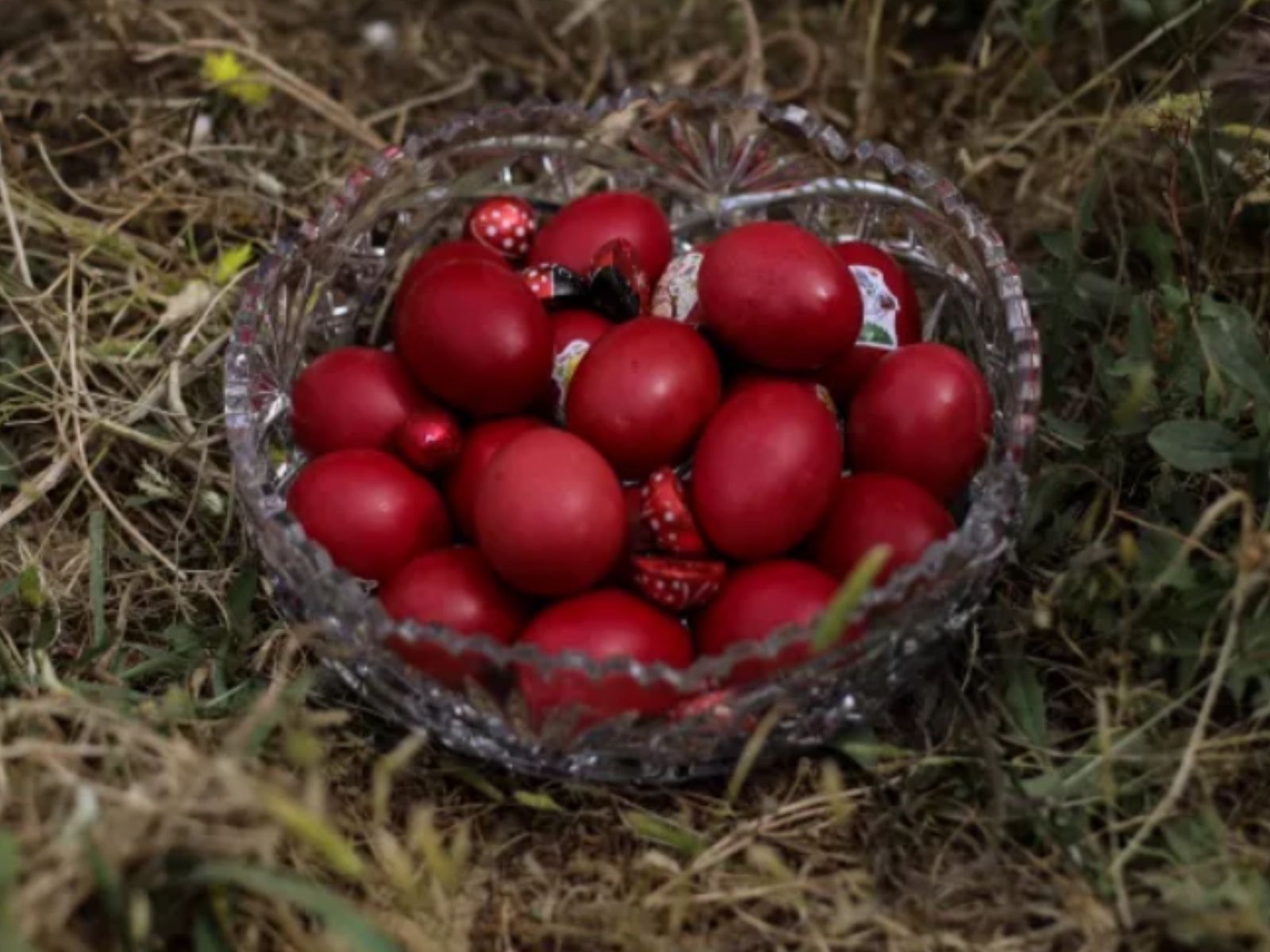 Δευτέρα του Πάσχα: Τα έθιμα της ημέρας και γιατί πρέπει να ρίξετε ένα κόκκινο αυγό σε βράχια