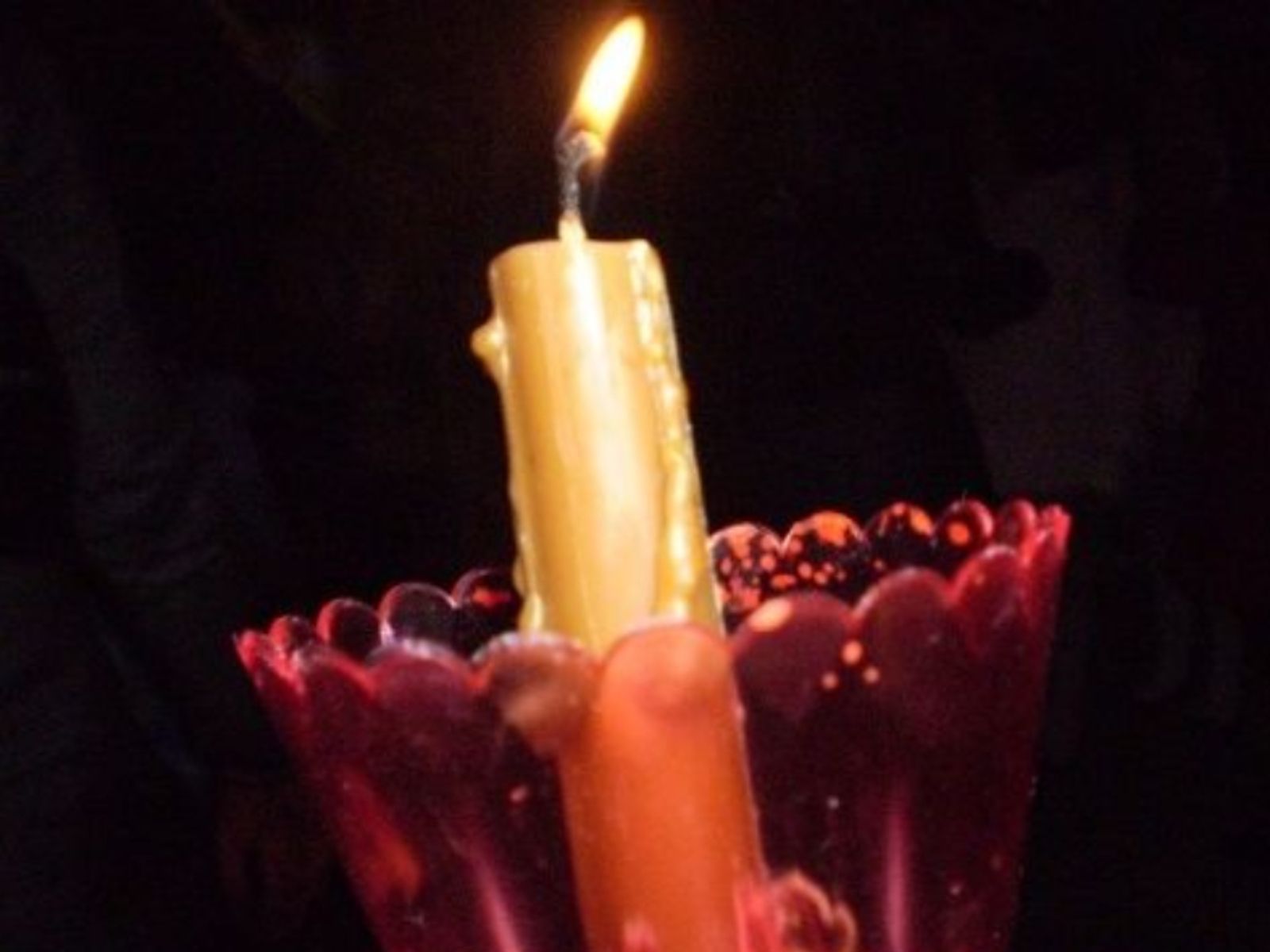 Εγκαύματα από λαμπάδα, σούβλα, κροτίδες και βεγγαλικά – Οι πρώτες βοήθειες για τα πιο συχνά ατυχήματα του Πάσχα