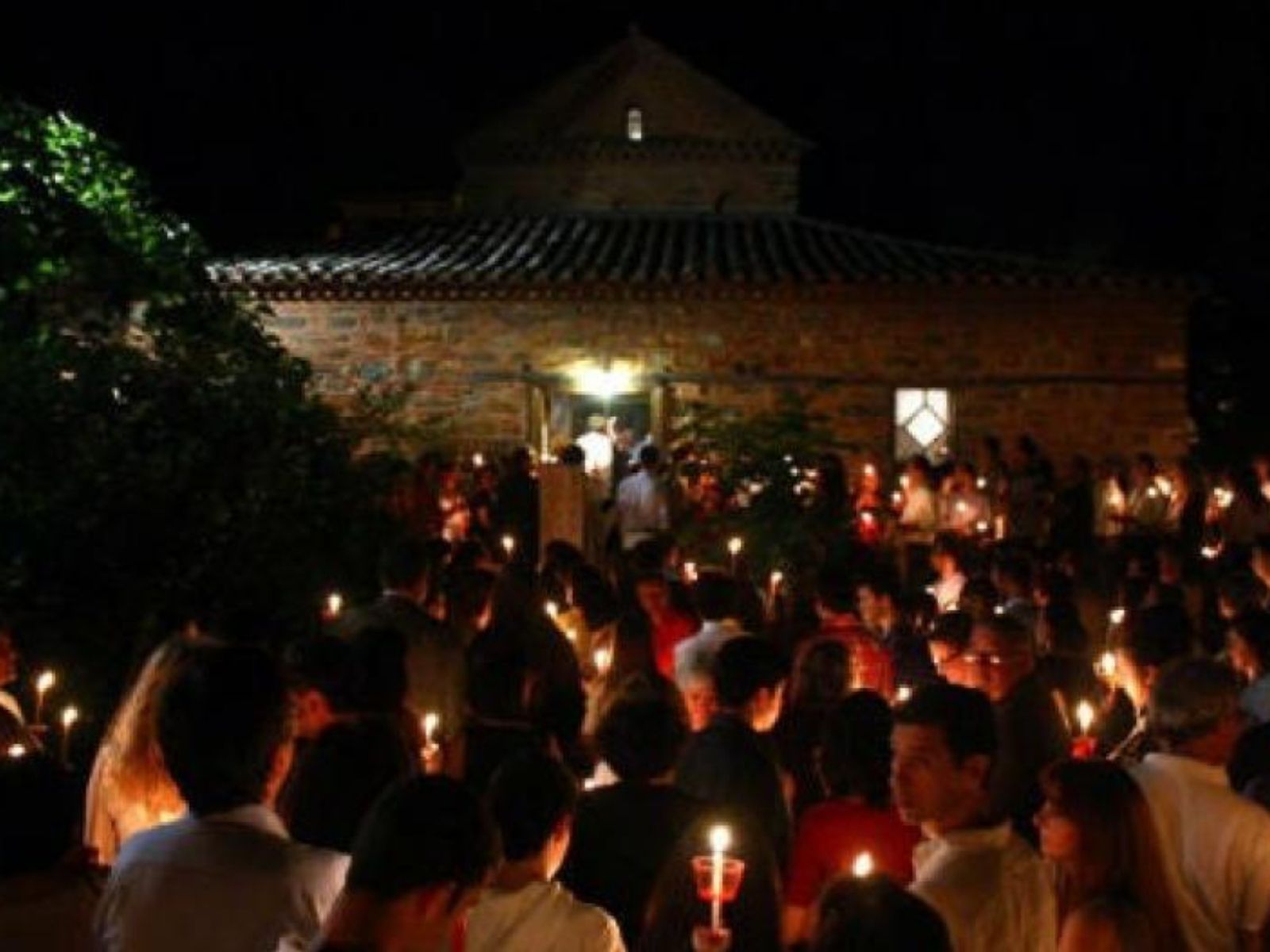 Μεγάλο Σάββατο: Τα έθιμα της ημέρας και γιατί στην Ανάσταση πρέπει να κάψετε ένα δαφνόφυλλο