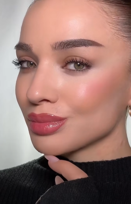 Η πιο εύκολη τεχνική contouring για έντονα ζυγωματικά και γωνίες στο πρόσωπο