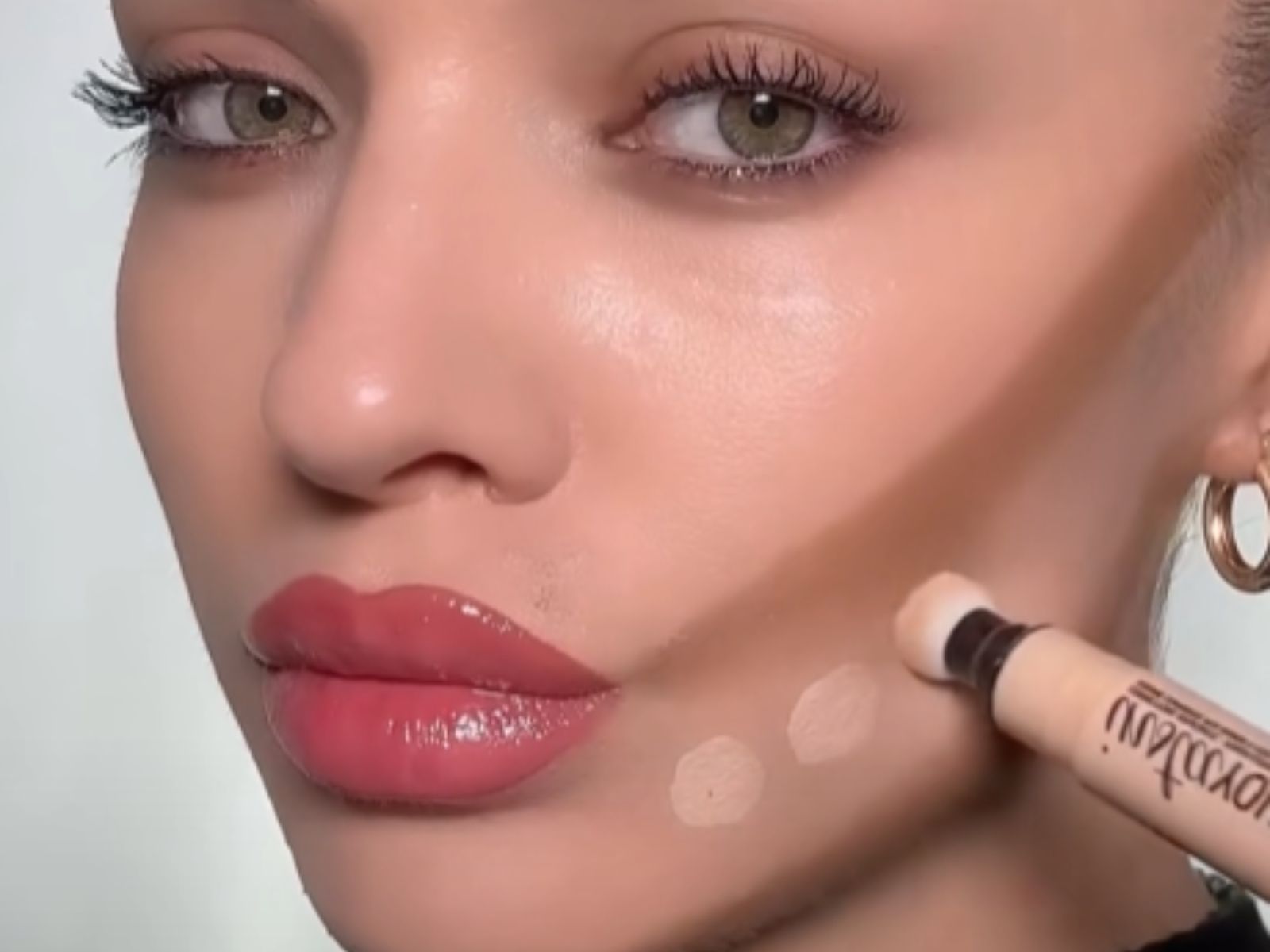 Η πιο εύκολη τεχνική contouring για έντονα ζυγωματικά και γωνίες στο πρόσωπο