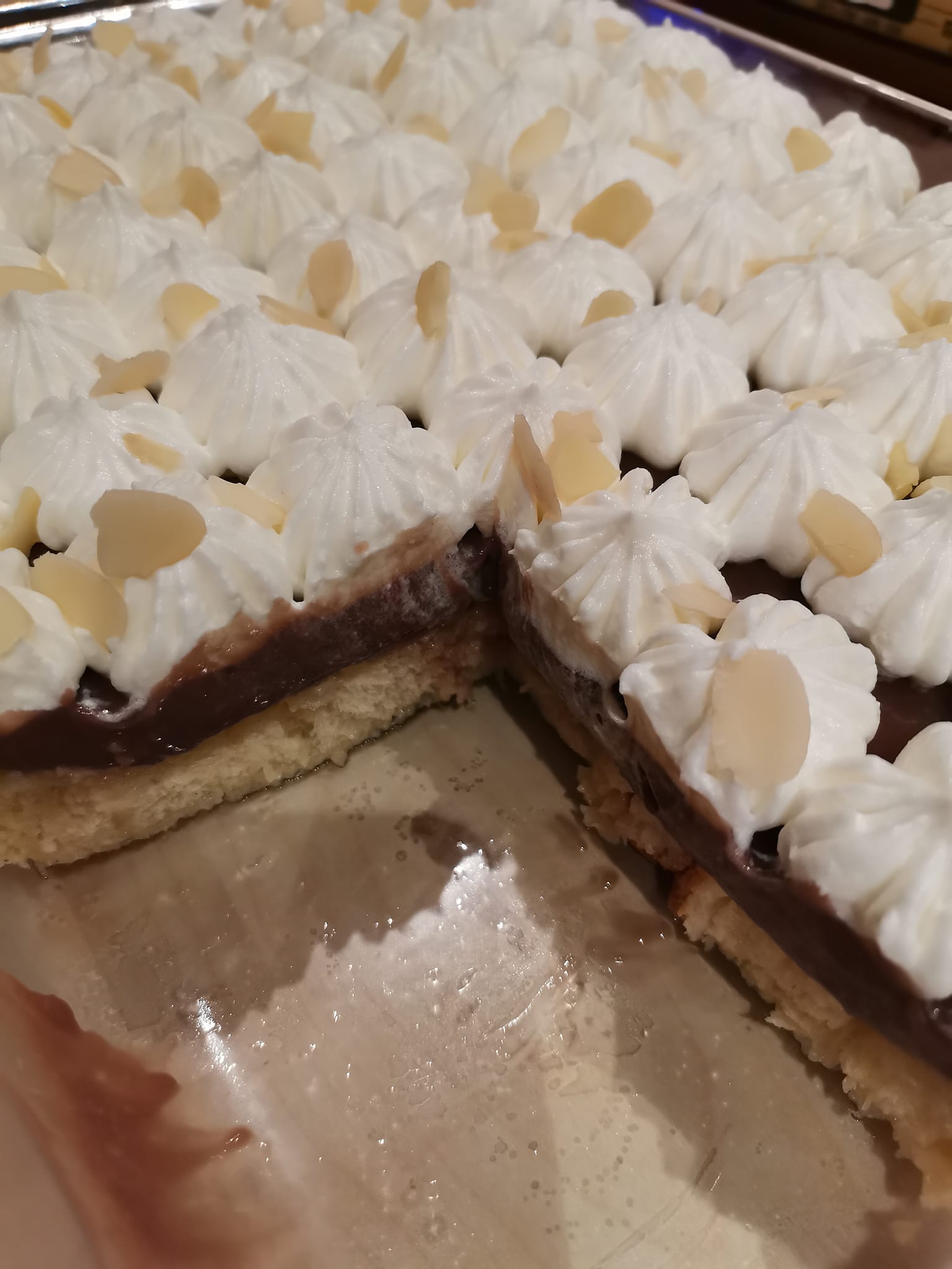 Σιροπιαστό γλυκό σοκολάτας με το τσουρέκι που περίσσεψε