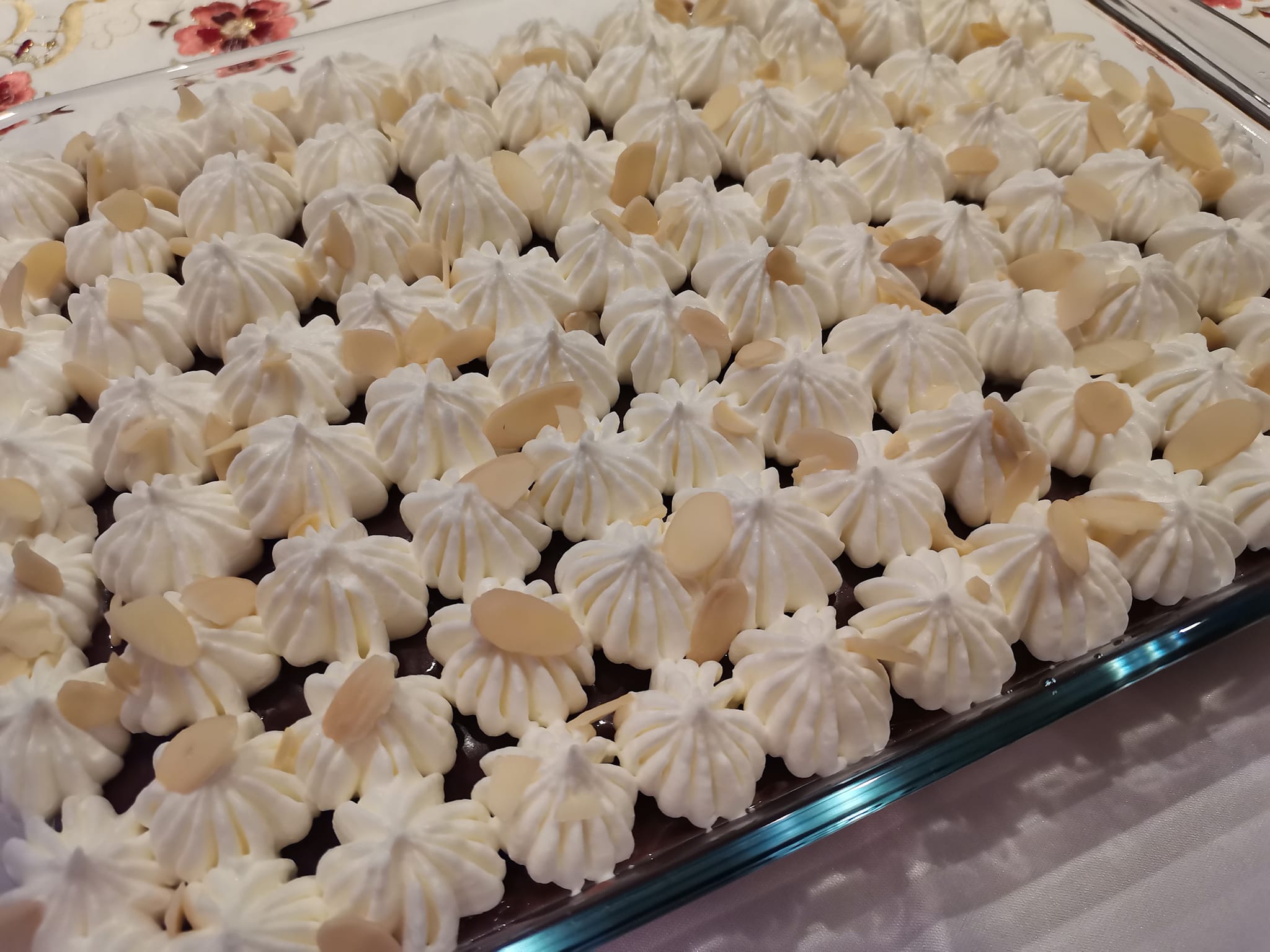 Σιροπιαστό γλυκό σοκολάτας με το τσουρέκι που περίσσεψε