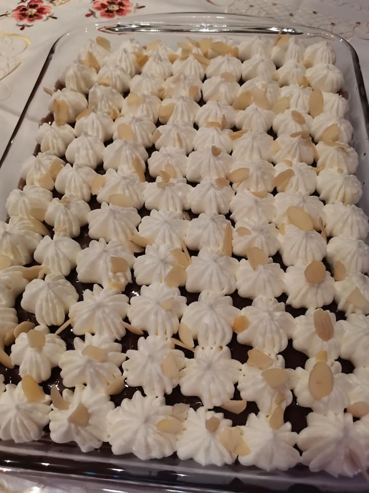 Σιροπιαστό γλυκό σοκολάτας με το τσουρέκι που περίσσεψε