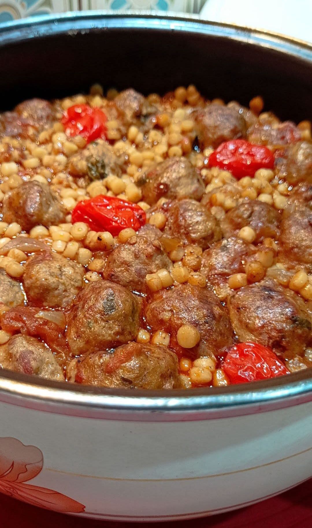 Το μεσημεριανό που θα σε χορτάσει: Κεφτεδάκια κοκκινιστά με χοντρό κουσκούς