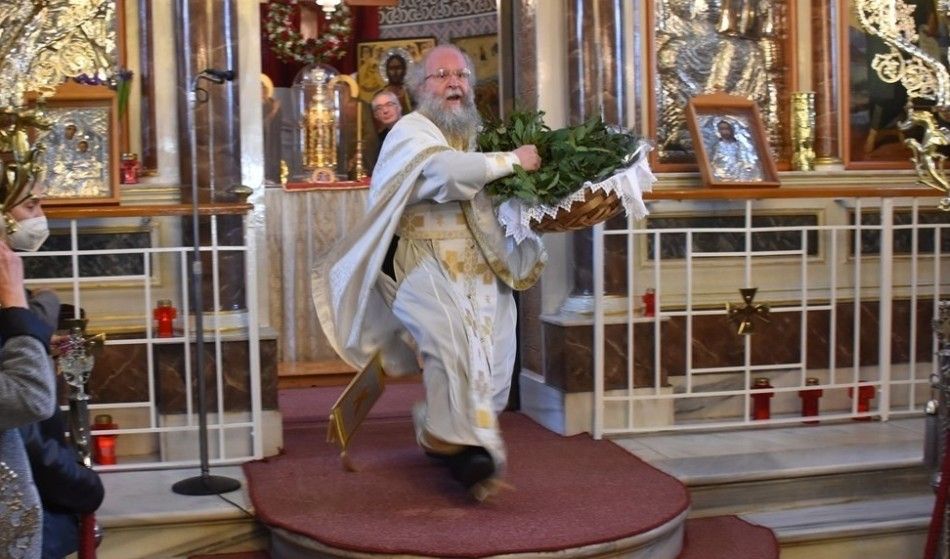 O Viral ιπτάμενος Ιερέας από τη Χίο έκλεψε και φέτος την Παράσταση στην Πρώτη Ανάσταση- Βίντεο με την θεαματική σκηνή