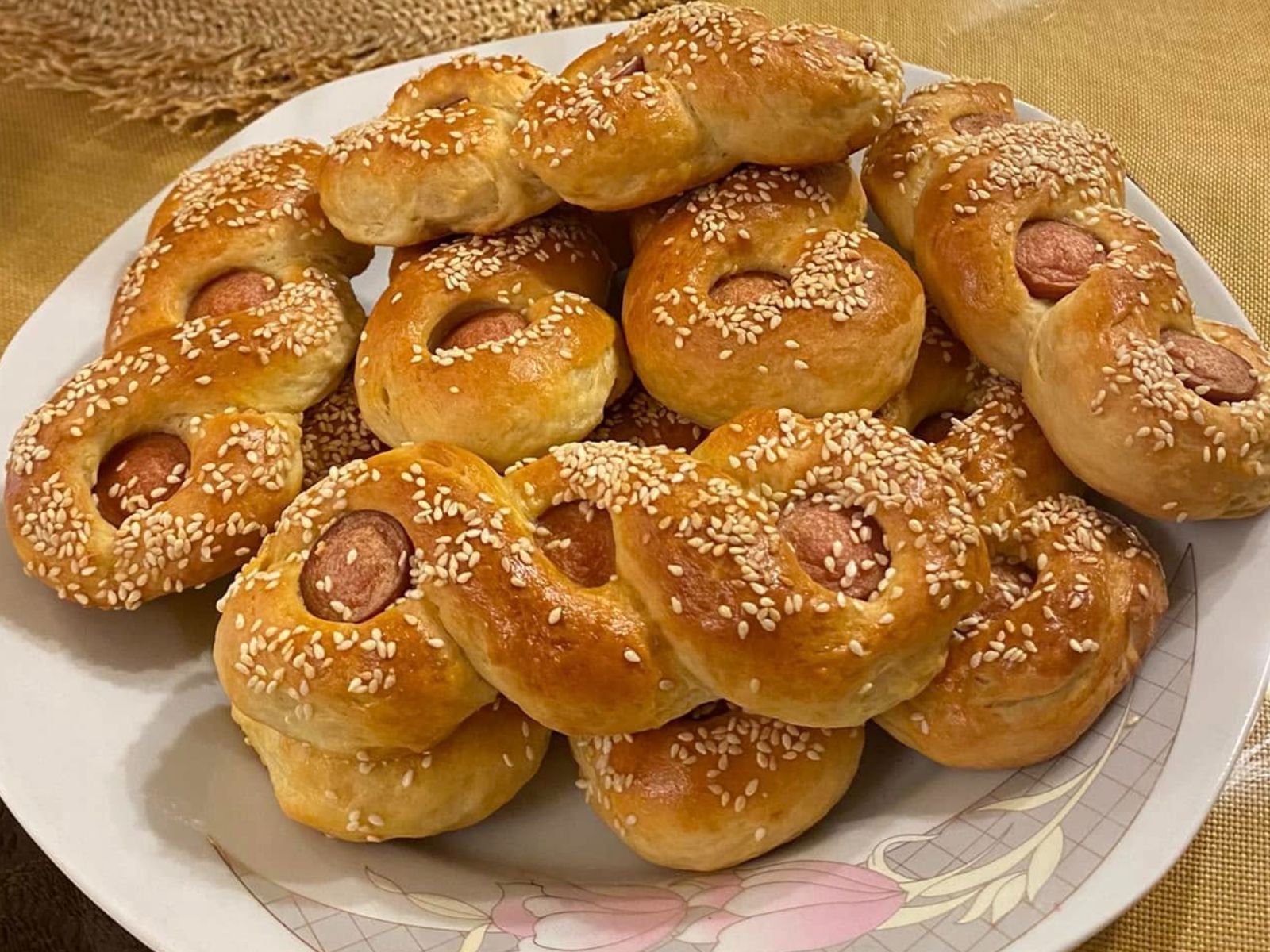 Λουκανικοπιτάκια πλεξουδάκια για κολατσιό