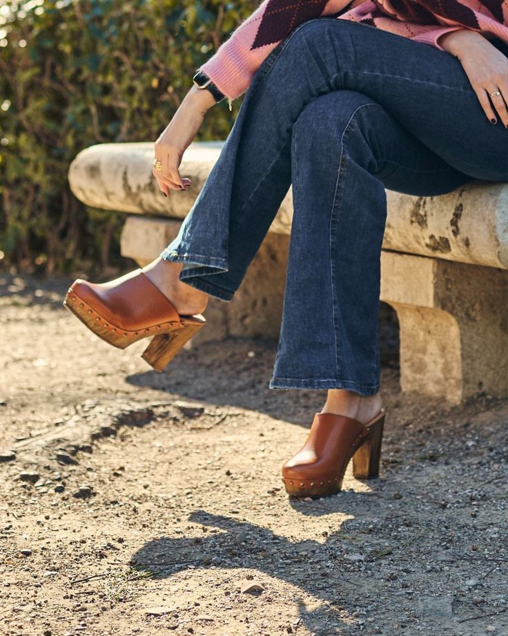 Τα clogs είναι τα πιο fashionable παπούτσια της Άνοιξης – Ιδέες για να τα φορέσεις σε κάθε εμφάνιση