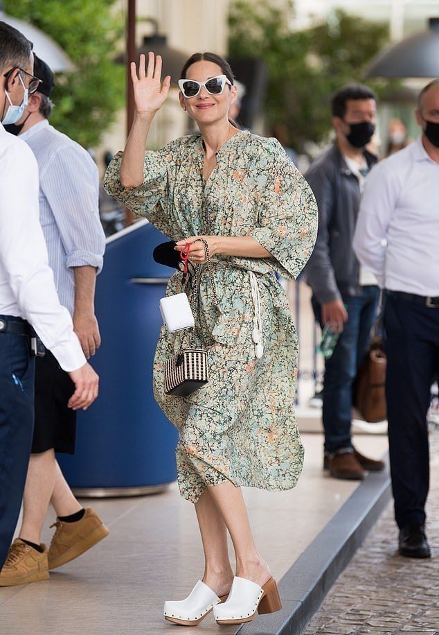 Τα clogs είναι τα πιο fashionable παπούτσια της Άνοιξης – Ιδέες για να τα φορέσεις σε κάθε εμφάνιση