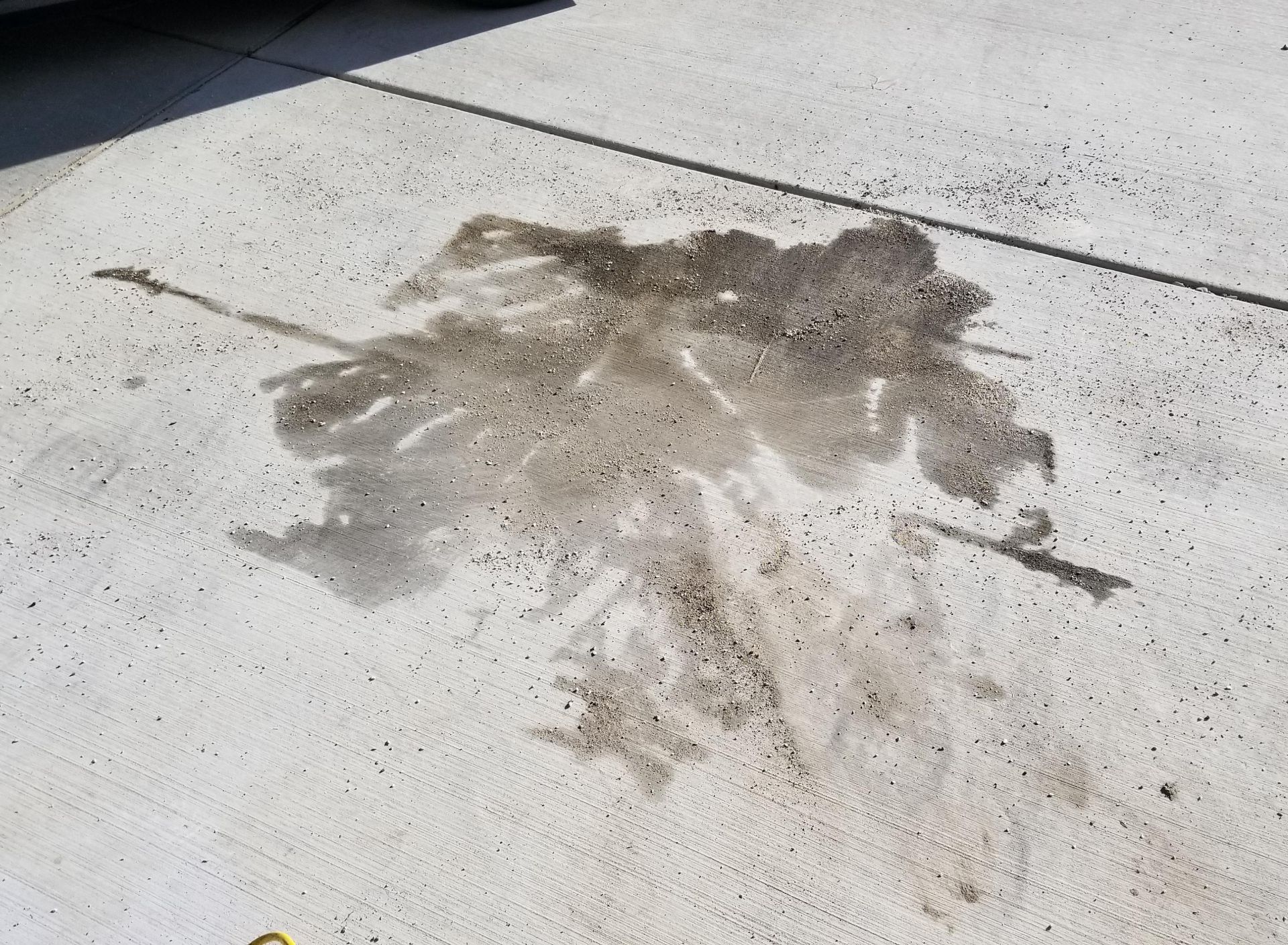 Πώς να καθαρίσετε την αυλή και το μπαλκόνι από τα λίπη και τις μαυρίλες από τα κάρβουνα μετά το Πάσχα