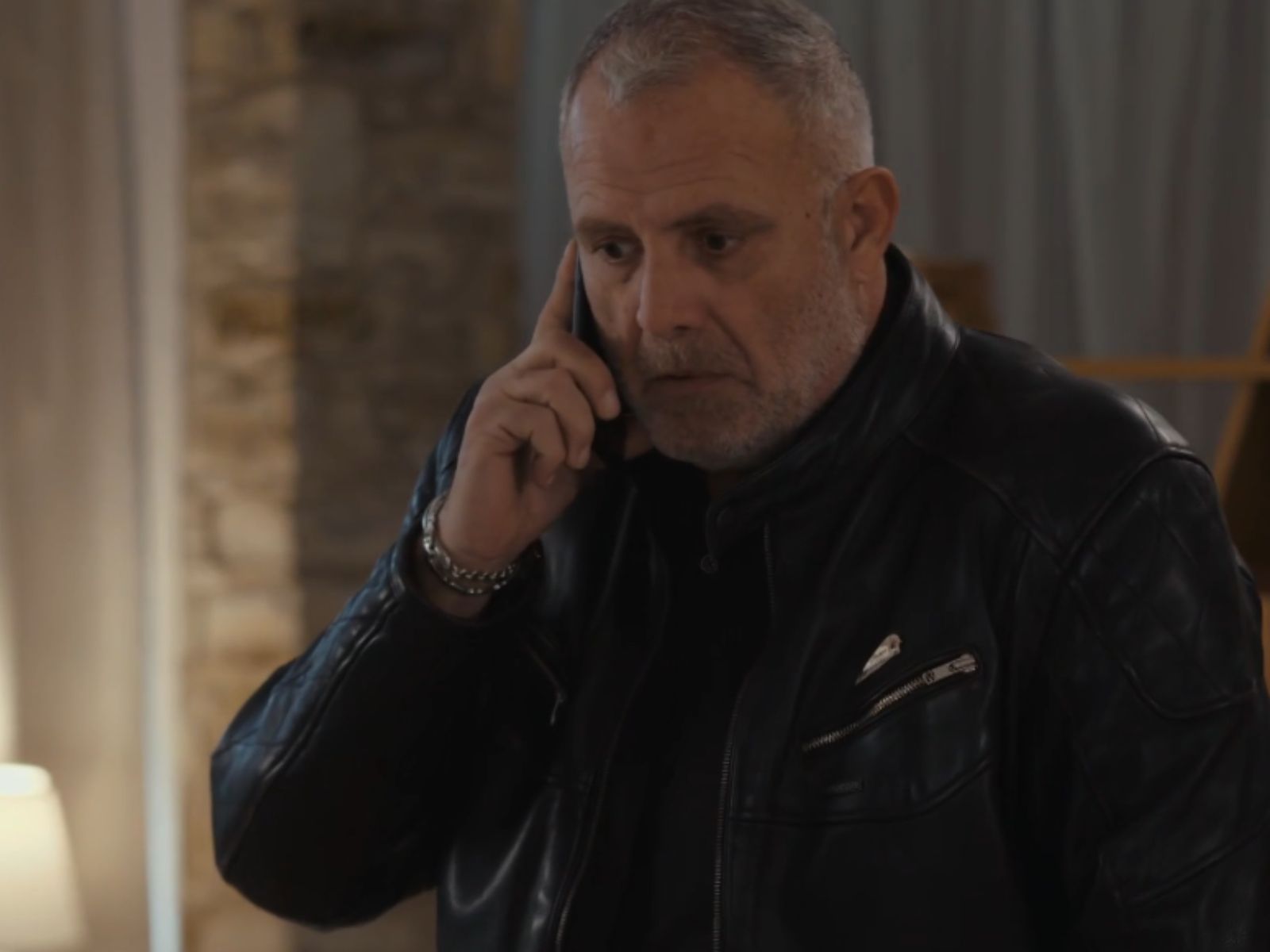 Η Γη της Ελιάς: Η Χρυσούλα κάνει ρεζίλι τον Στάθη για τον τζόγο στην Αρετή