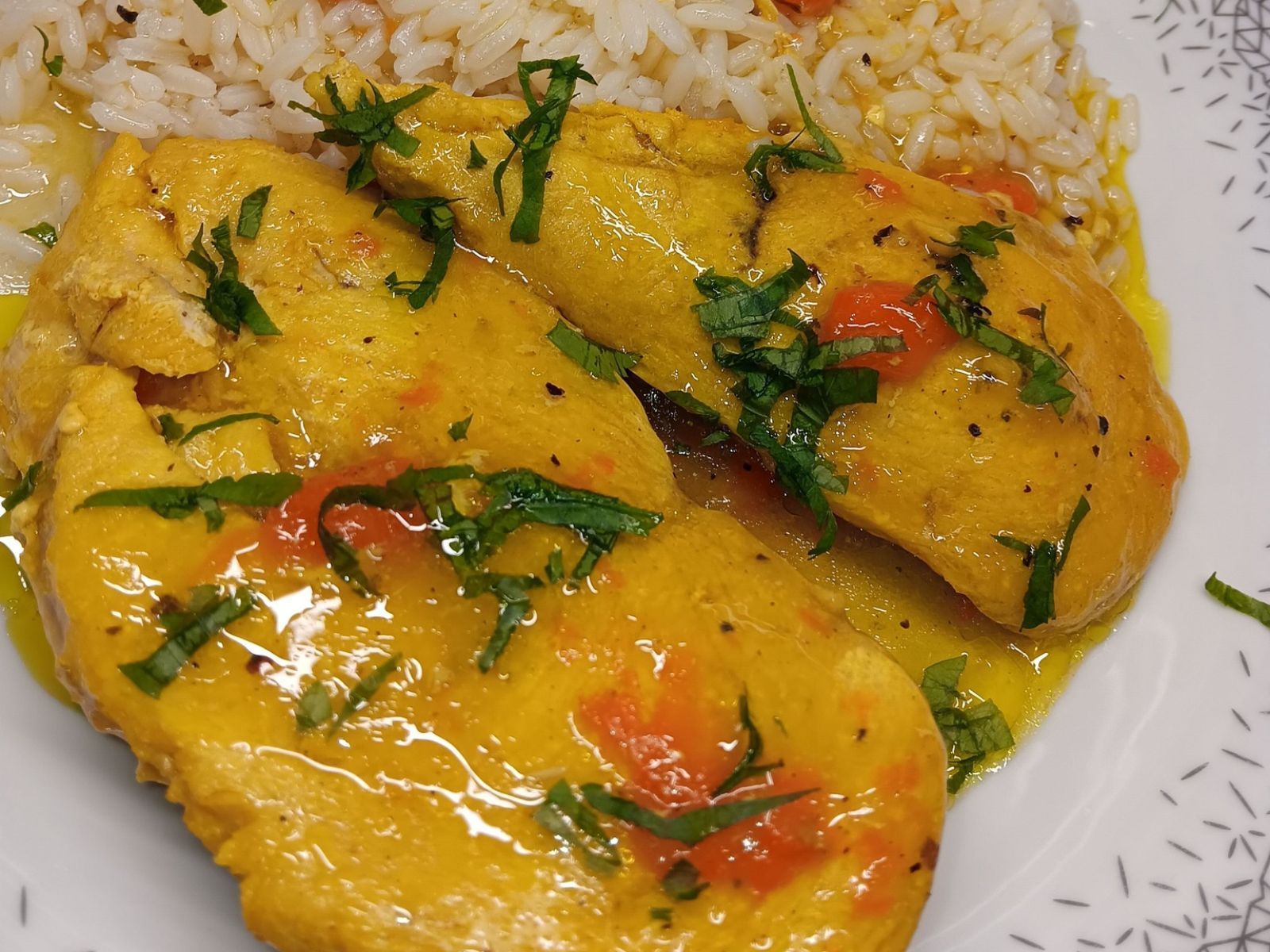 Λεμονάτο κοτόπουλο με κουρκουμά στη κατσαρόλα