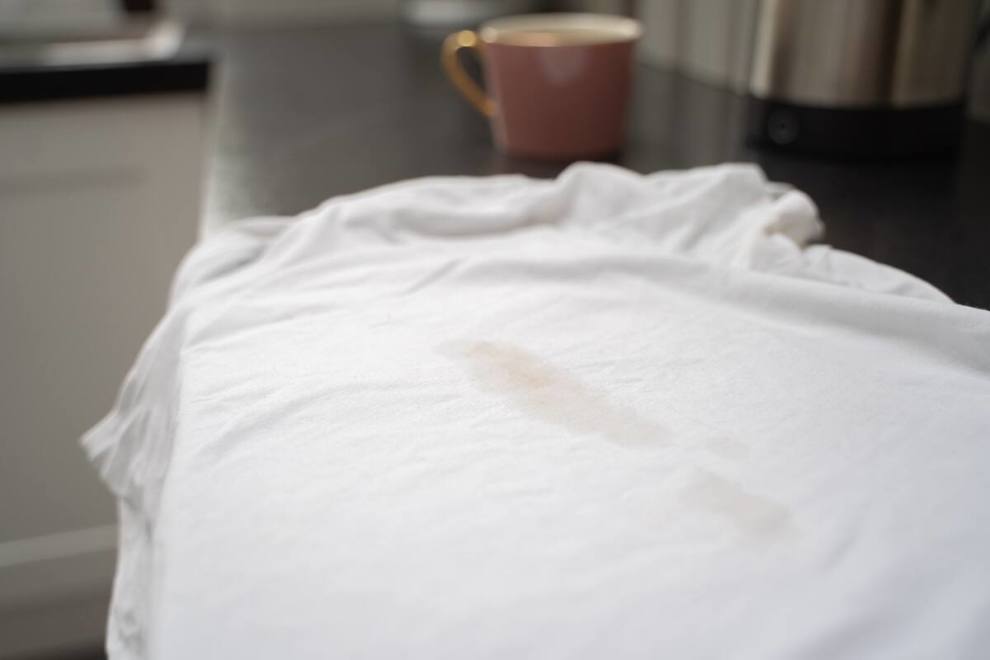 Λίπος από το ψητό αρνί και στάμπες από κόκκινη βαφή στα τραπεζομάντηλα – Όλοι οι ανέξοδοι τρόποι να αφαιρέσεις τους λεκέδες