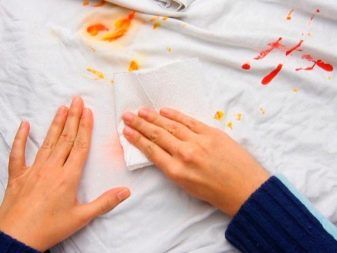 Λίπος από το ψητό αρνί και στάμπες από κόκκινη βαφή στα τραπεζομάντηλα – Όλοι οι ανέξοδοι τρόποι να αφαιρέσεις τους λεκέδες