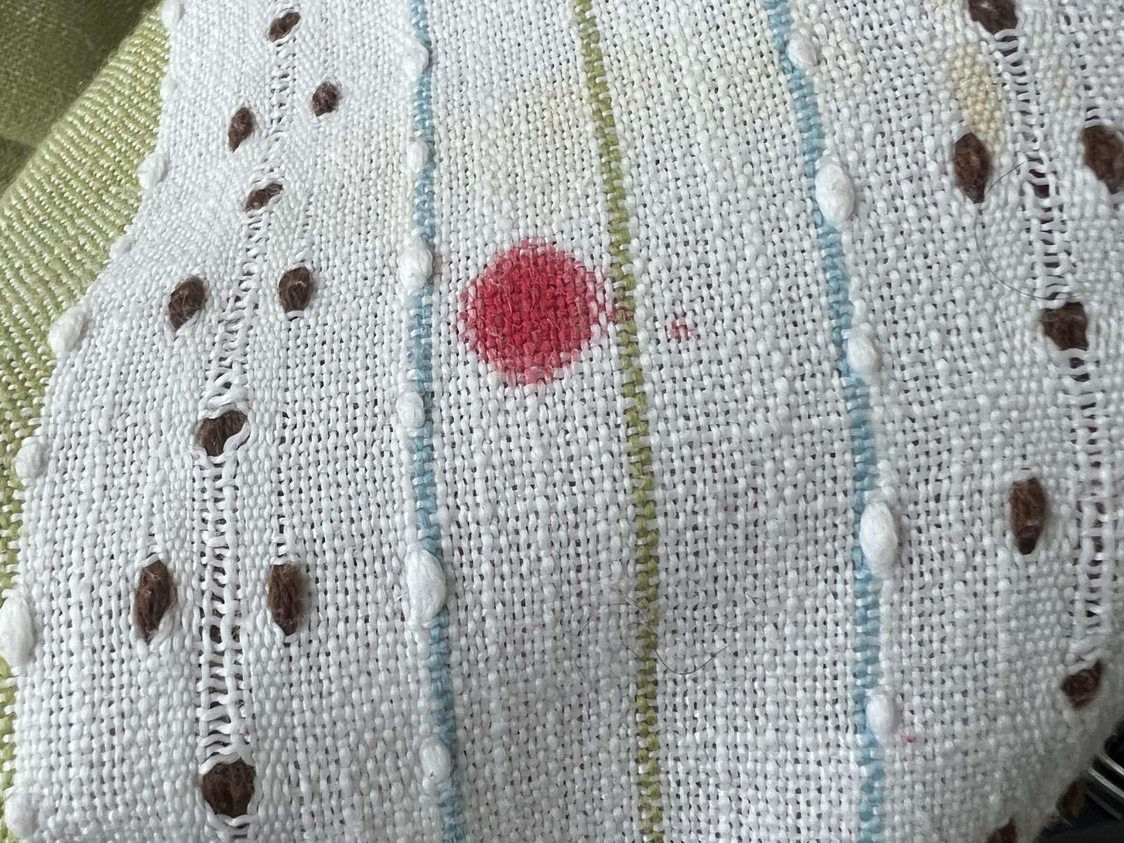 Λίπος από το ψητό αρνί και στάμπες από κόκκινη βαφή στα τραπεζομάντηλα – Όλοι οι ανέξοδοι τρόποι να αφαιρέσεις τους λεκέδες