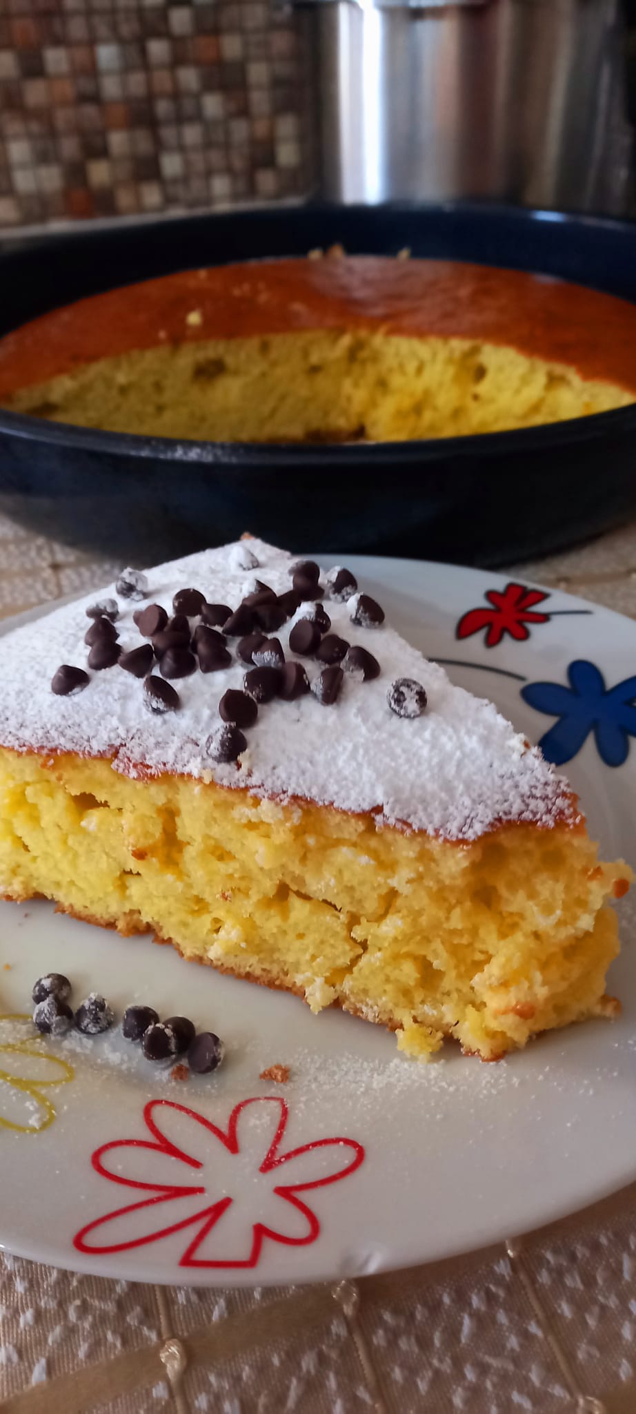 Αφράτο κέικ πορτοκαλιού στο ταψί με ζάχαρη άχνη