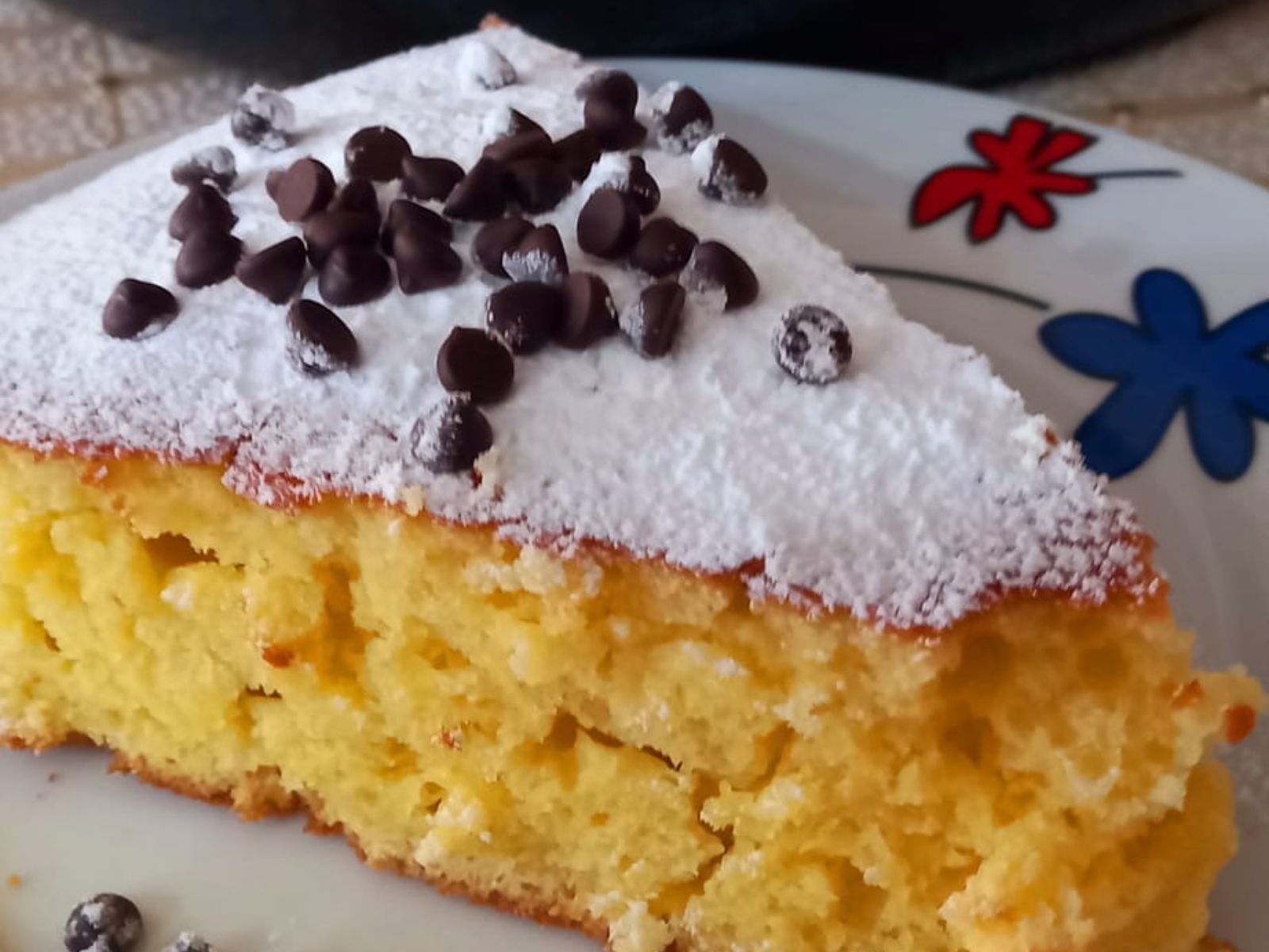 Αφράτο κέικ πορτοκαλιού στο ταψί με ζάχαρη άχνη