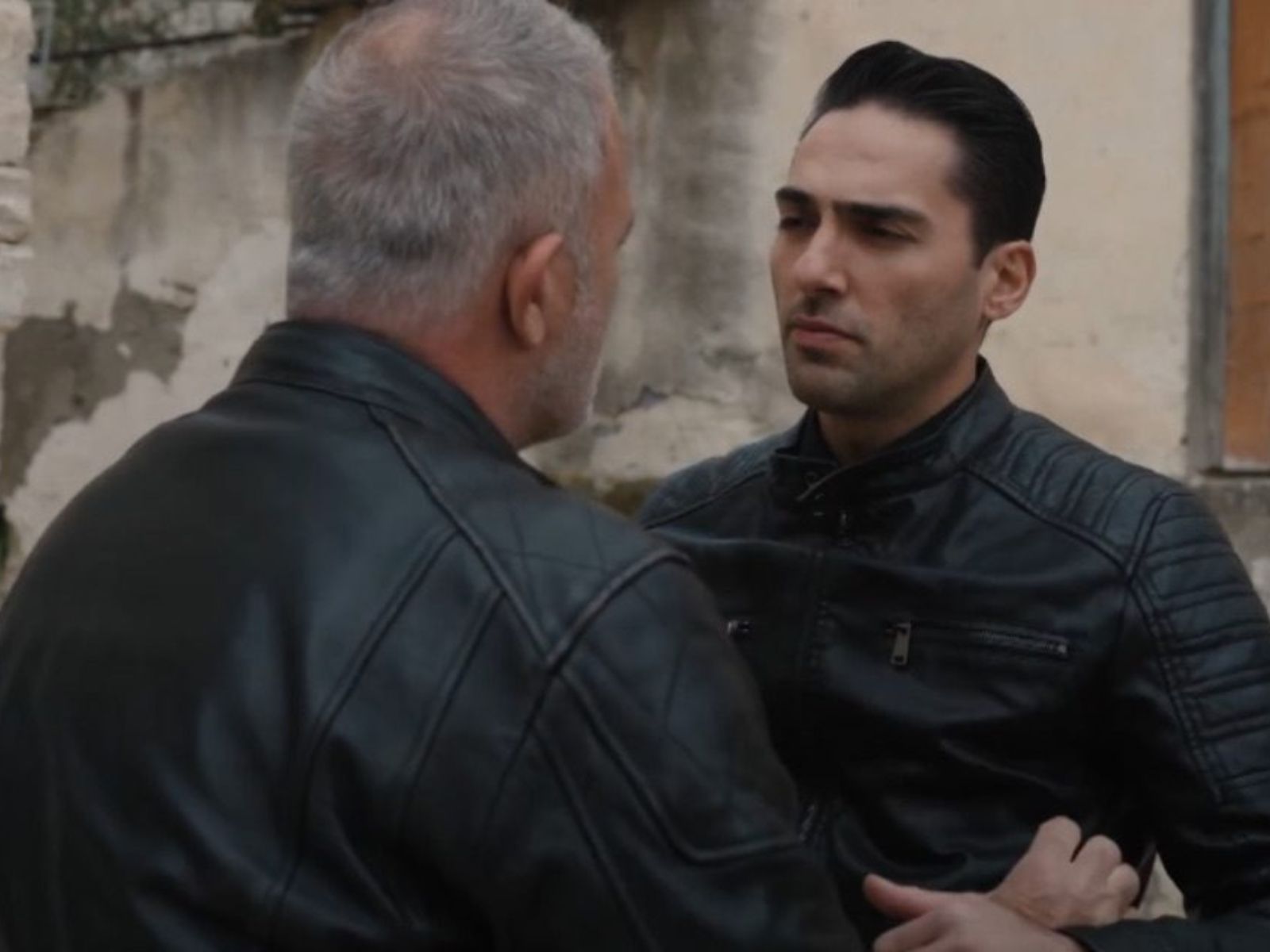 Η Γη της Ελιάς : Ο Στάθης τα βρίσκει με τον Κουράκο και η Ιουλία γίνεται έξαλλη