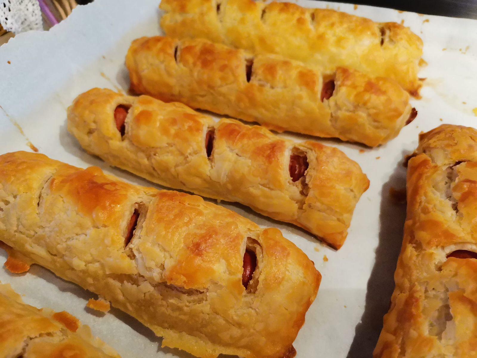 Λουκανικόπιτες με τον χυλό που τις κάνει πιο τραγανές