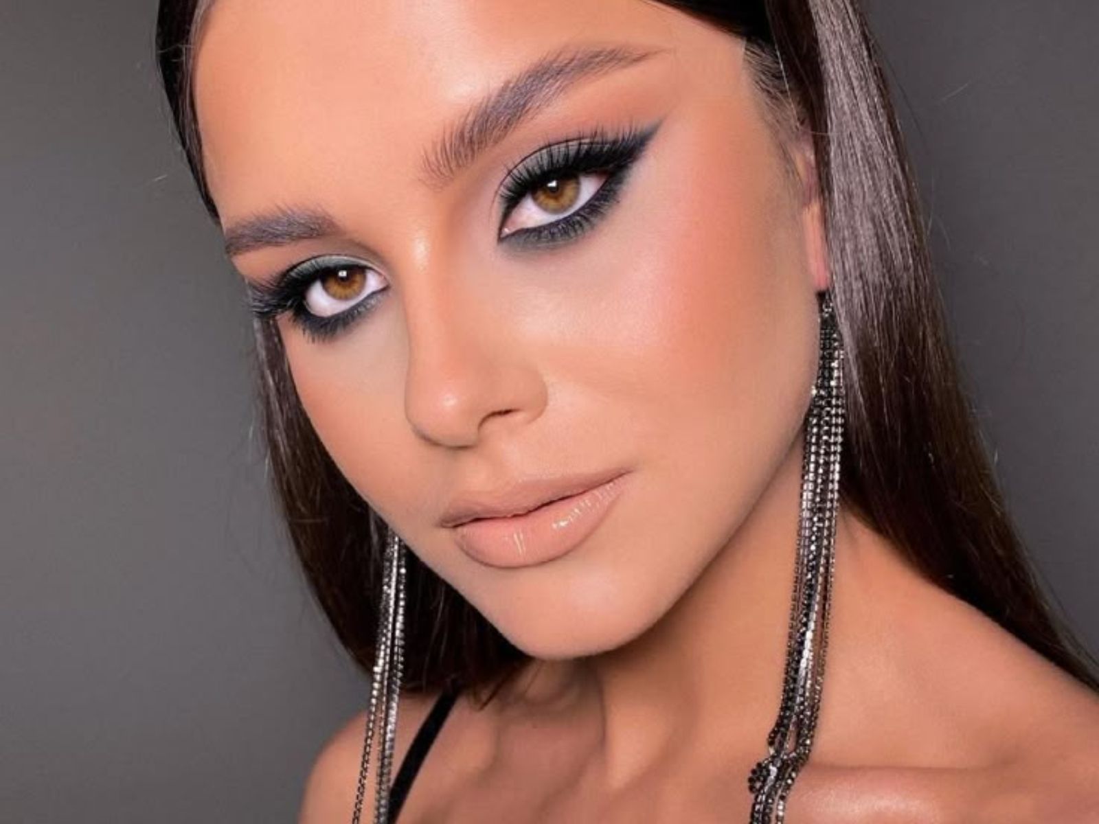 Με μία μπατονέτα και μερικές τελίτσες μπορείς να κάνεις το πιο elegant smokey eye