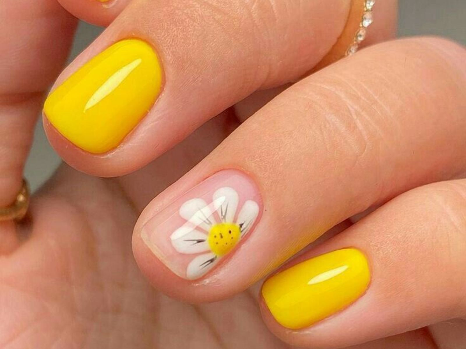 Νύχια Μαΐου 2025: Καλώς όρισε τον Μάη με τα πιο Spring Inspired σχέδια