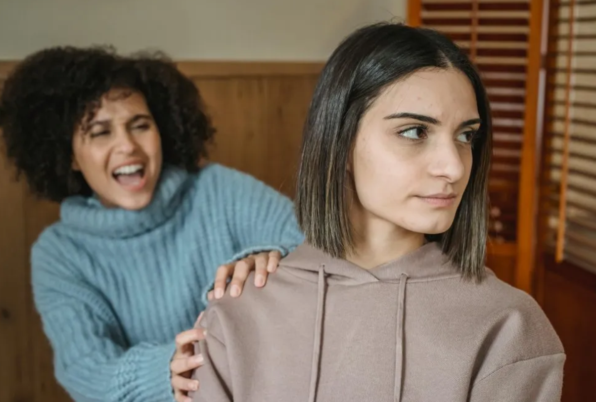 Οδηγός επιβίωσης με τοξικούς συγγενείς – Πώς να τους βάλεις στη θέση τους χωρίς να ανεβάσεις πίεση