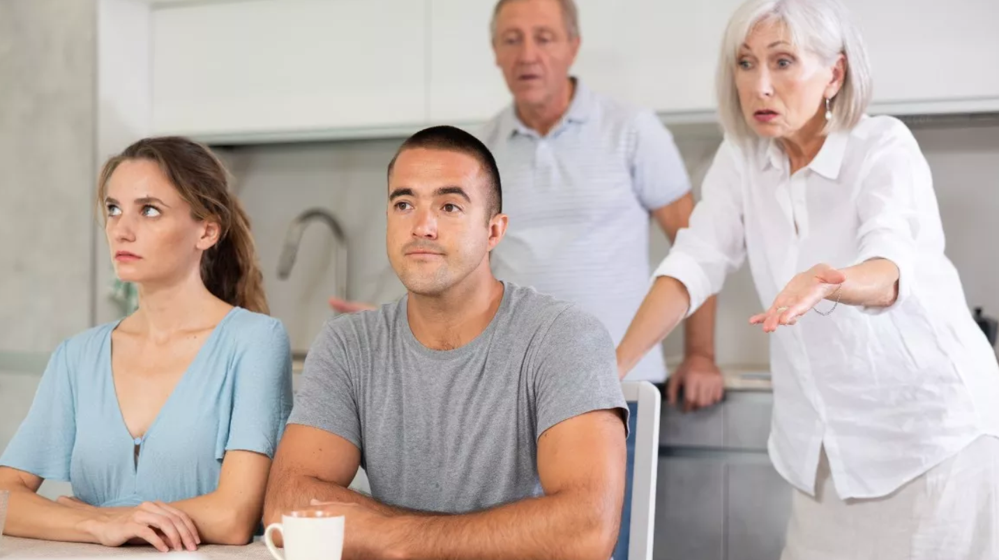 Οδηγός επιβίωσης με τοξικούς συγγενείς – Πώς να τους βάλεις στη θέση τους χωρίς να ανεβάσεις πίεση