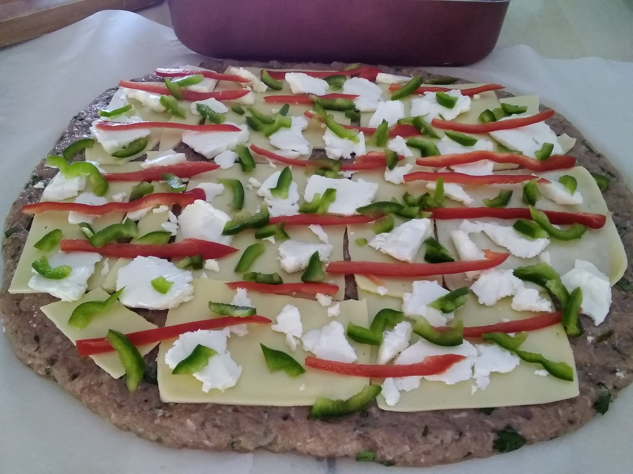 Γεμιστό ρολό κιμά με πιπεριές και τυριά για το Κυριακάτικο τραπέζι