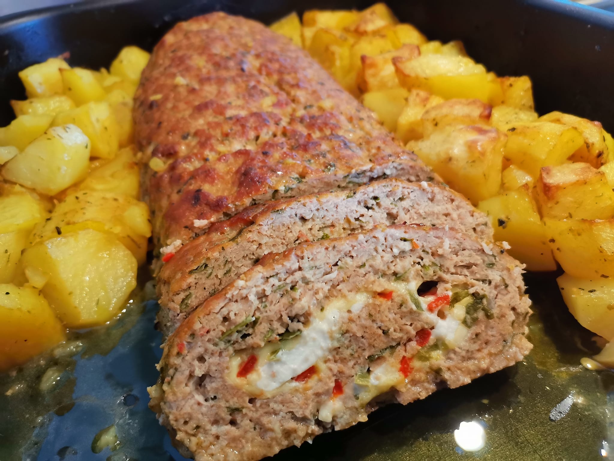 Γεμιστό ρολό κιμά με πιπεριές και τυριά για το Κυριακάτικο τραπέζι