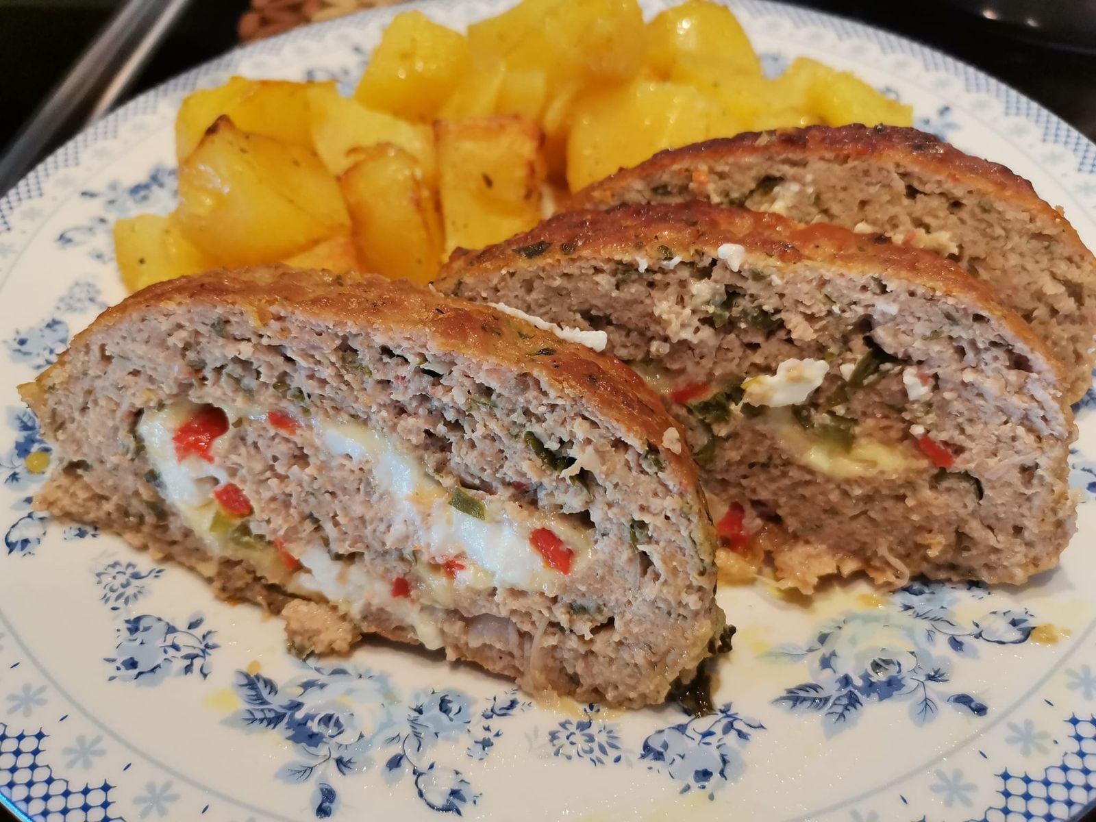 Γεμιστό ρολό κιμά με πιπεριές και τυριά για το Κυριακάτικο τραπέζι