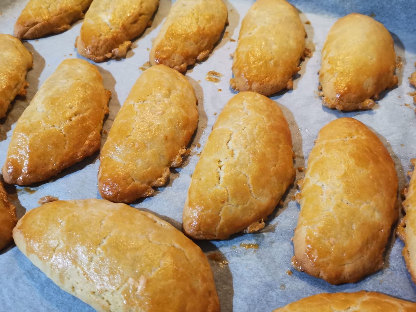 Θρυμματιστά τυροπιτάκια κουρού με πεκορίνο