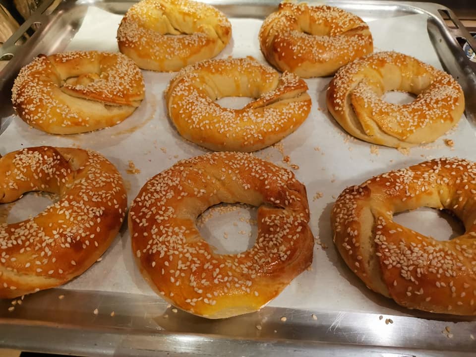 Τραγανά τυροκούλουρα με φέτα και σουσάμι για το σχολείο