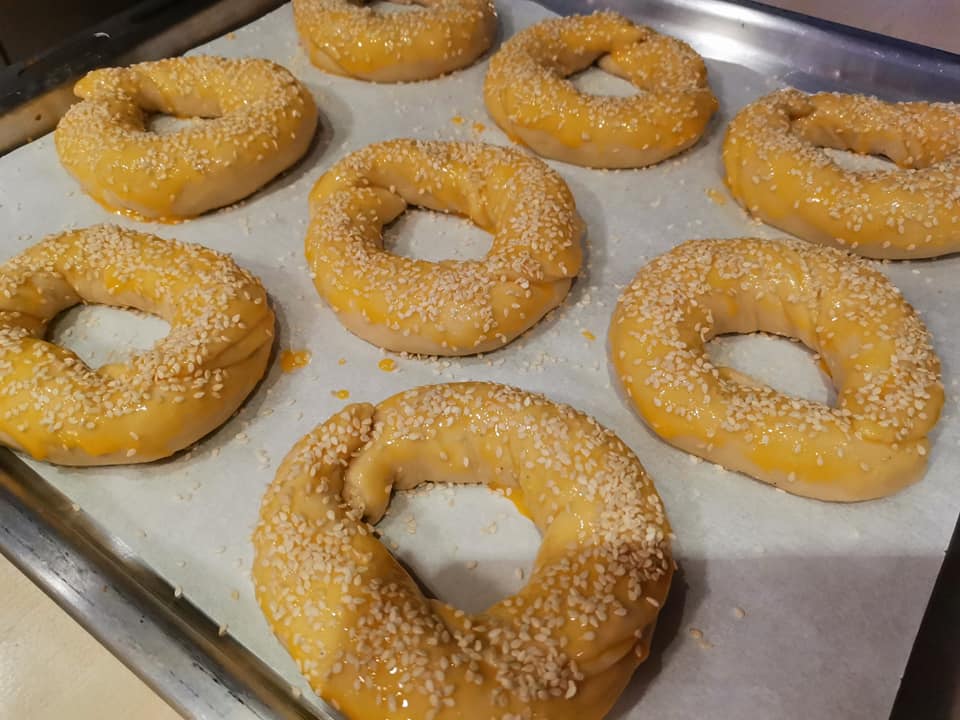 Τραγανά τυροκούλουρα με φέτα και σουσάμι για το σχολείο