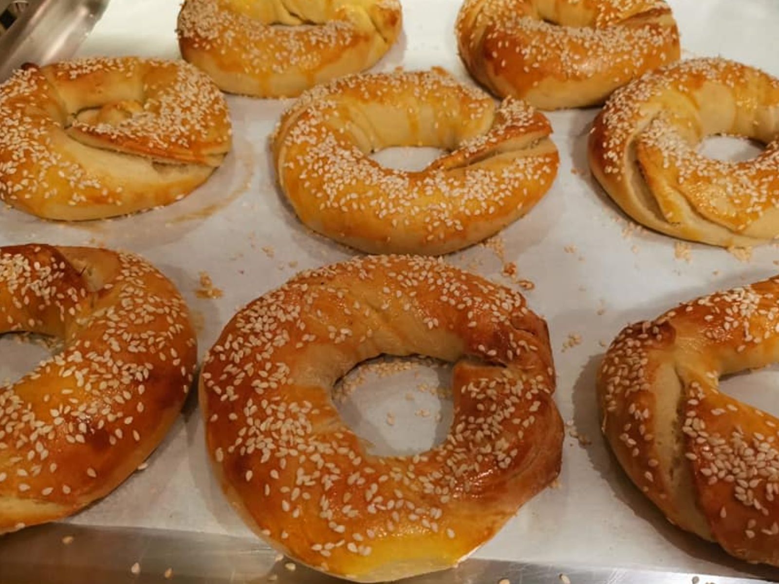 Τραγανά τυροκούλουρα με φέτα και σουσάμι για το σχολείο