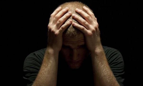 Ύποπτες αλλαγές στη διάθεση κι άλλα 3 συμπτώματα που φανερώνουν όγκο στο κεφάλι