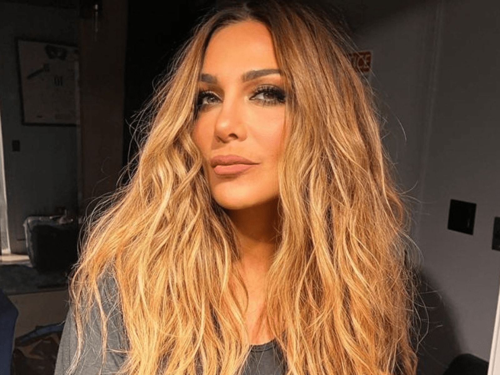 Η Δέσποινα Βανδή κυκλοφορεί με το απόλυτο street style outfit και βάζει κάτω δέκα 20αρες