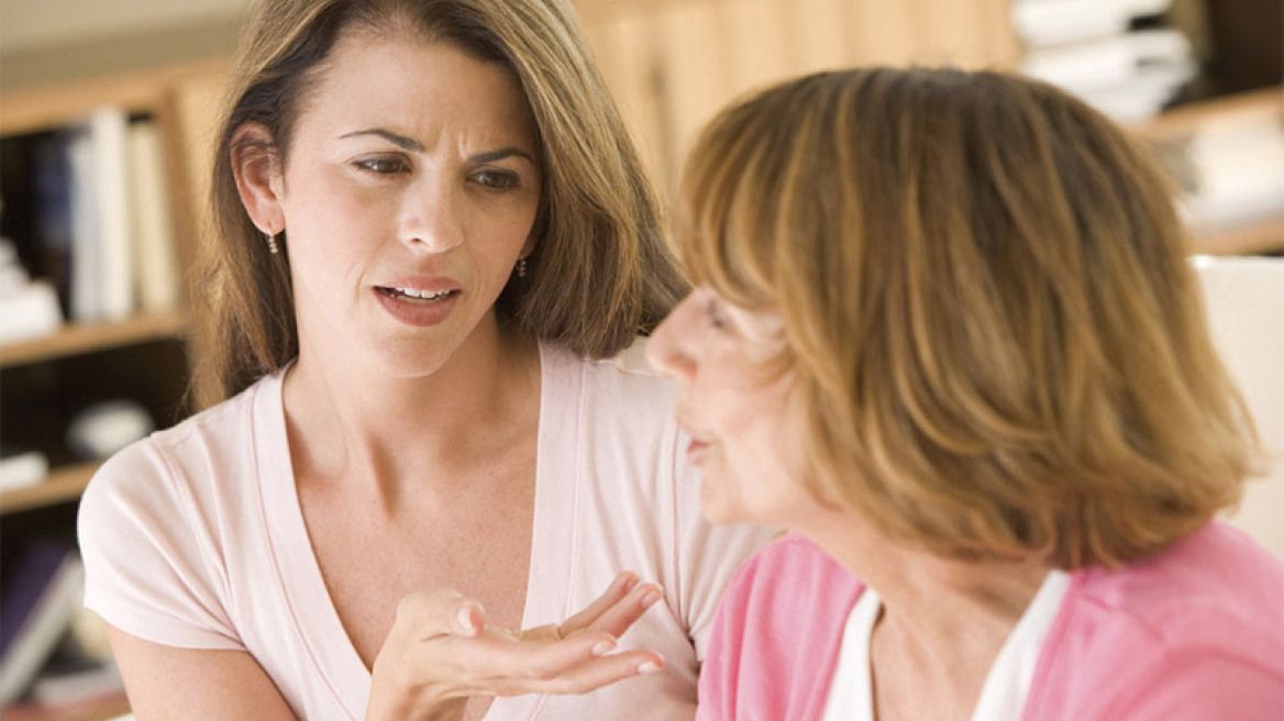 Κάθε φορά που κάνω το τραπέζι στα παιδιά μου η νύφη μου δε σηκώνει ούτε ένα πιάτο – Δε σέβεται την ηλικία μου