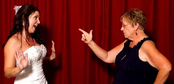 Κάθε φορά που κάνω το τραπέζι στα παιδιά μου η νύφη μου δε σηκώνει ούτε ένα πιάτο – Δε σέβεται την ηλικία μου