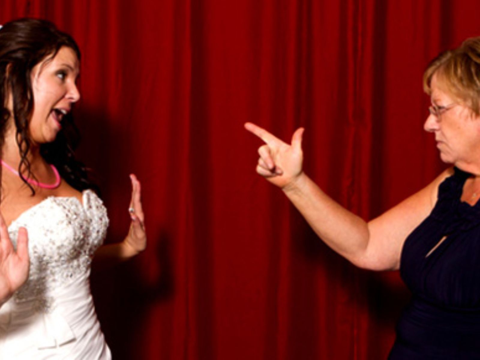 Κάθε φορά που κάνω το τραπέζι στα παιδιά μου η νύφη μου δε σηκώνει ούτε ένα πιάτο – Δε σέβεται την ηλικία μου