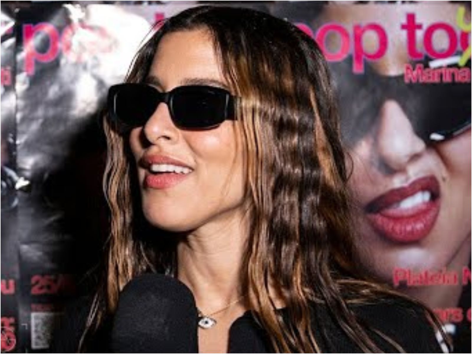 Τρελό κράξιμο on air στη Μαρίνα Σάττι στο πλατό του Happy Day – Φοράει μαύρα γυαλιά λες και είναι σταρούμπα