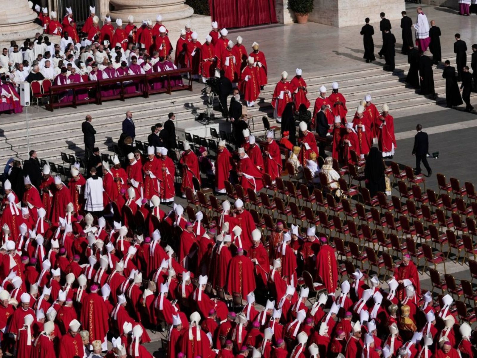 Live η κηδεία του Πάπα Φραγκίσκου- Θρακόντια μέτρα ασφαλείας και χιλιάδες πιστοί στο Βατικανό