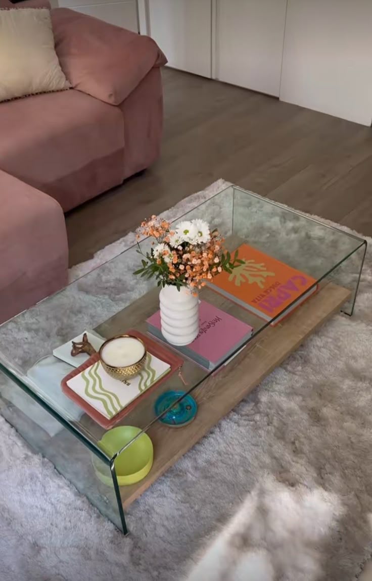 Ιδέες για να ανανεώσεις τη διακόσμηση στο μικρό τραπέζι του σαλονιού