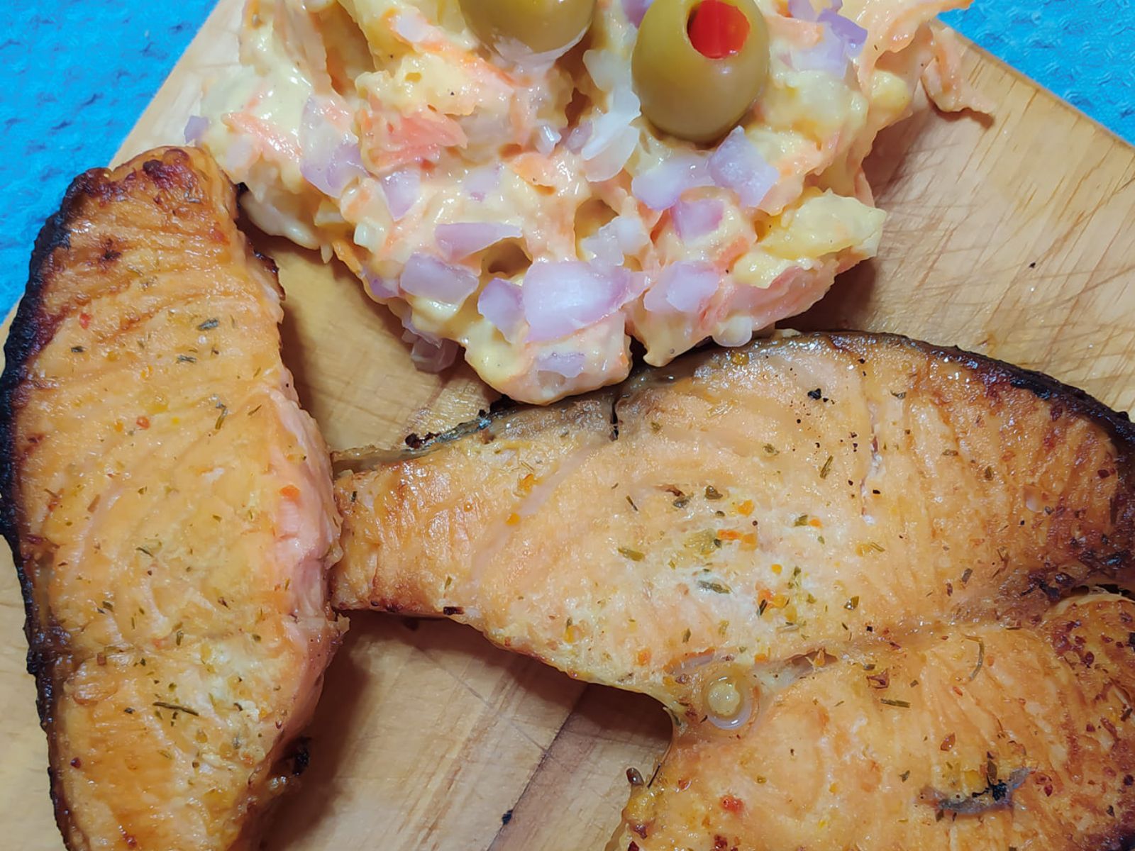 Ψητός σολομός στο φούρνο με πατατοσαλάτα