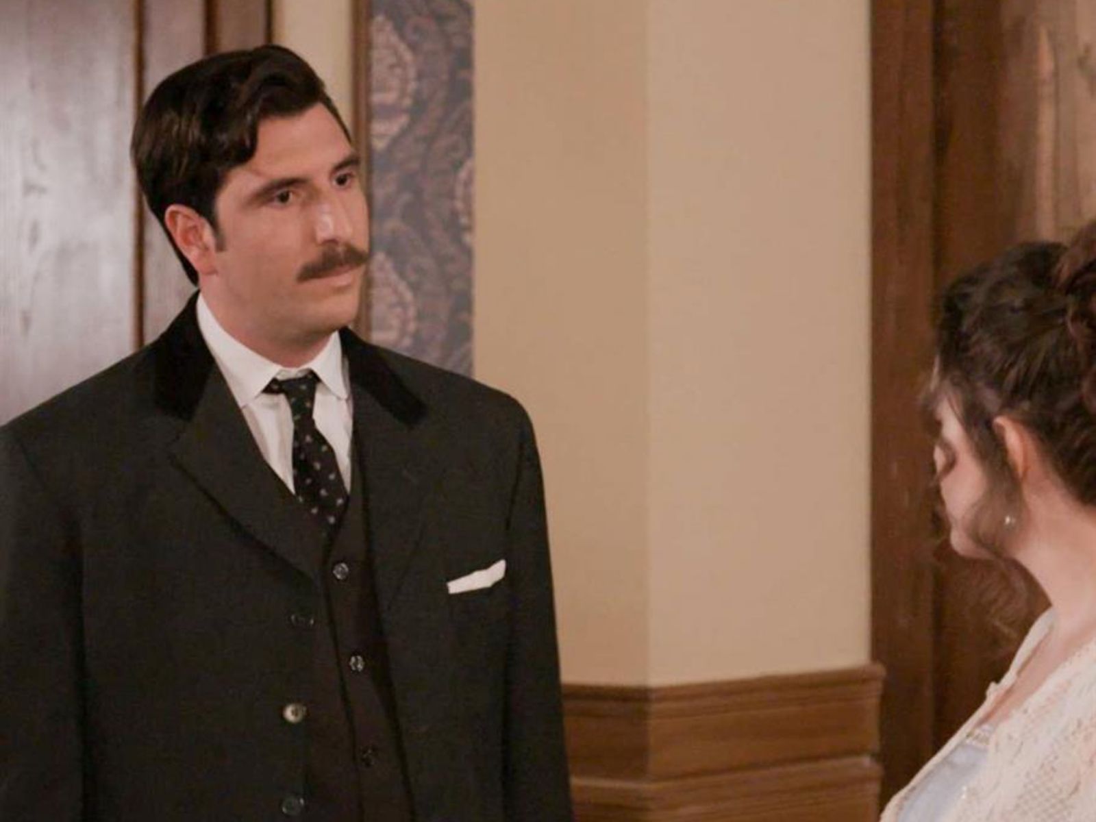 Grand Hotel: Ο Ρήγας μαθαίνει ότι η Αλίκη είναι έγκυος από το Πέτρο