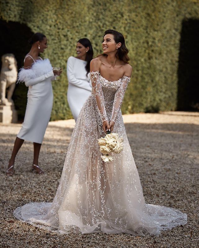 Νυφικά 2025: Ιδέες για νυφικά που θα σε κάνουν να λάμψεις στη πιο όμορφη στιγμή της ζωής σου